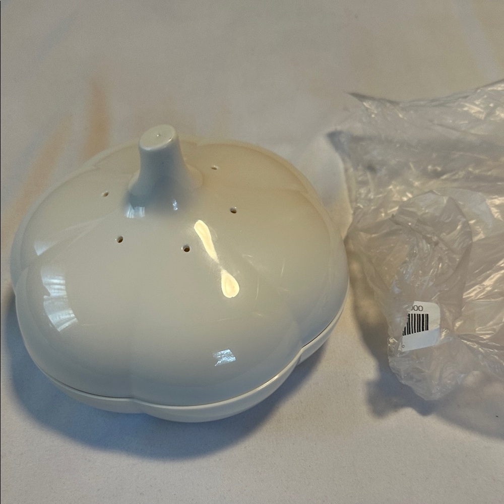 NWOT Tupperware Garlic Keeper